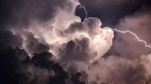 Lightning strike hits airport runway in Texas