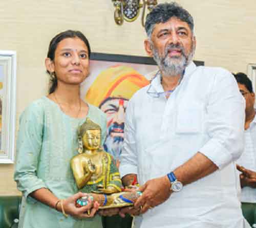 Dy CM Shivakumar felicitates Class 10th K’taka topper, says he wants to transform govt schools into world-class ones