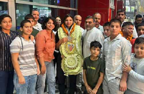 Sakshi Malik accords warm welcome to Nisha Dahiya in Delhi after wrestler earns Paris 2024 quota