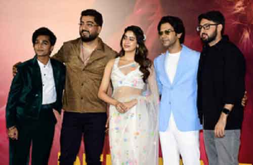 When Janhvi met Dhoni, ‘he wasn’t walking but gliding’