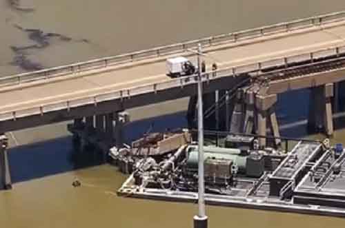 Up to 2,000 gallons oil may spill into Gulf of Mexico as barge hits bridge in US