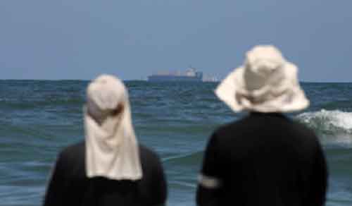 First lorries with aid for Gaza leave newly constructed US pier