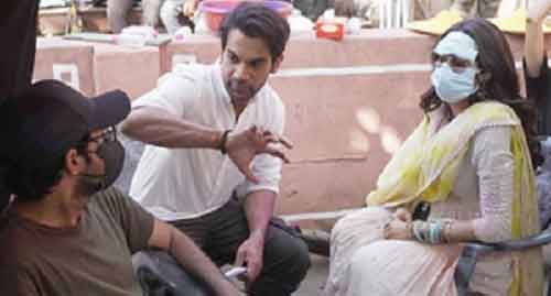 KJo shares funny BTS picture of Janhvi wearing face mask on forehead