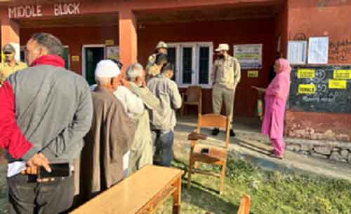 J&K: Enthusiastic voters line up in Anantnag-Rajouri LS constituency as voting starts