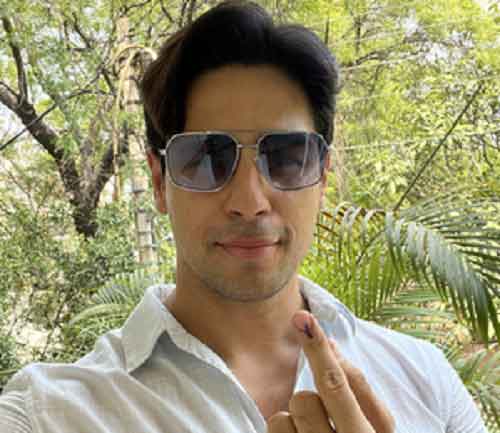 Sidharth Malhotra asks Delhi to go out and vote after flying in from Mumbai to do just that