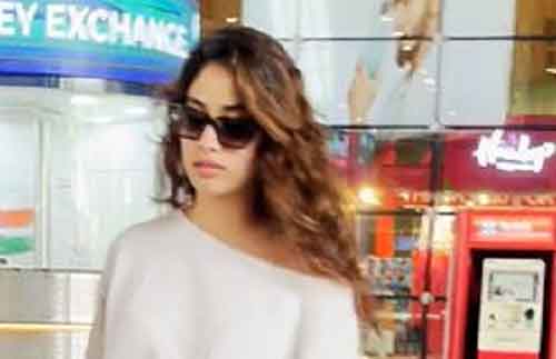 Janhvi Kapoor tells paparazzi at Mumbai airport, ‘Aaj ka cardio ho gaya apka’