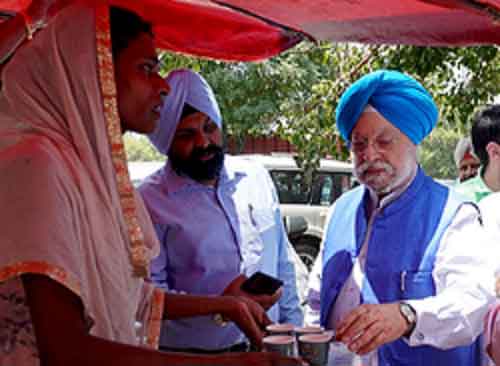 Hardeep Puri interacts with transgender tea seller in Chandigarh