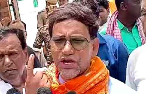 Bhojpuri star Dinesh Lal Yadav casts his vote in UP’s Ghazipur with his mother