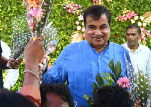 Gadkari, Sule leading; Pankaja Munde, Bharati Pawar trailing