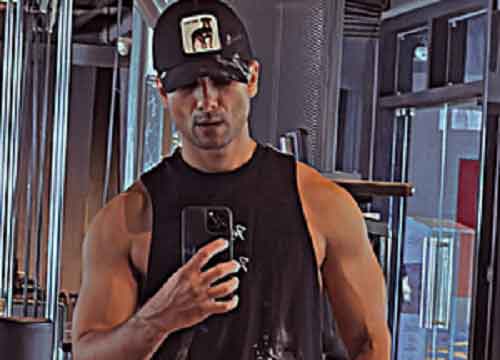 Shahid Kapoor flaunts muscles in mirror, wishes himself ‘Happy Sunday’