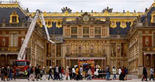 Palace of Versailles reopens after fire alert