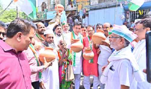 Congress holds ‘Matka Phod’ protest in Delhi over water crisis