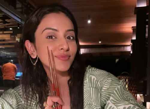 Rakul Preet greets fans on World Sushi Day; shares photo of her waiting to dig in