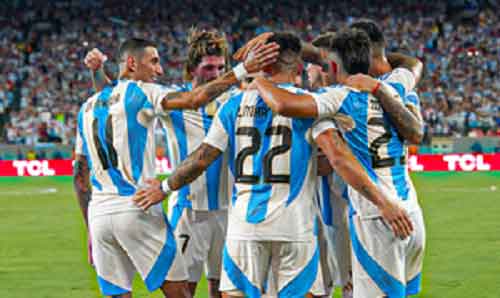Copa America: Martinez scores late winner as Argentina secure knockout berth