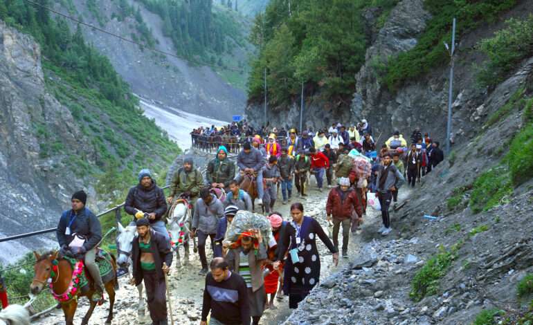 Another batch of Yatris leave Jammu to perform ongoing Amarnath Yatra