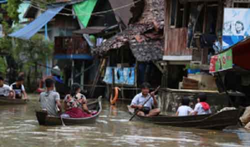 Flood victims in central Myanmar receive aid from donors