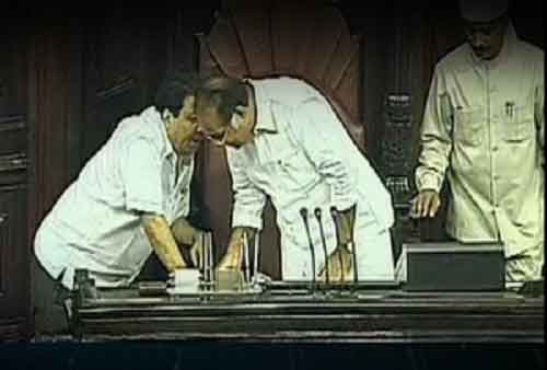 As Rahul taunts LS Speaker, BJP digs out 2012 episode to show ‘who bowed before whom’