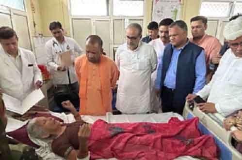CM Yogi visits Hathras, meets injured persons