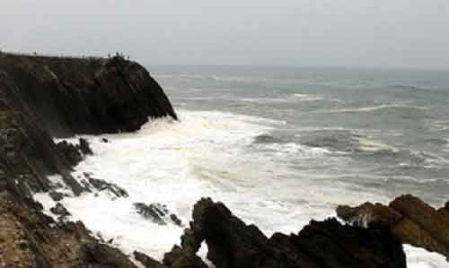 Three dead, seven missing in shipwreck in Portugal