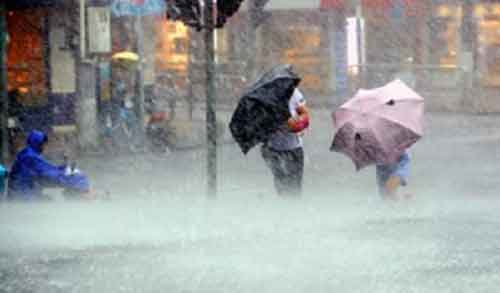 Downpours affect expressways, flights in China