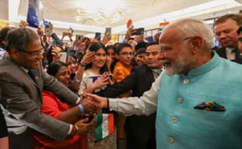 PM Modi gets rousing welcome from Indian community in Moscow