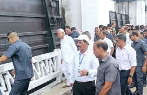 Bihar: Nitish Kumar inspects Valmiki Nagar barrage
