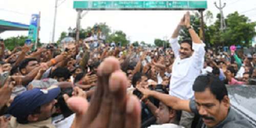 Jagan consoles family of YSRCP activist murdered in Vinukonda