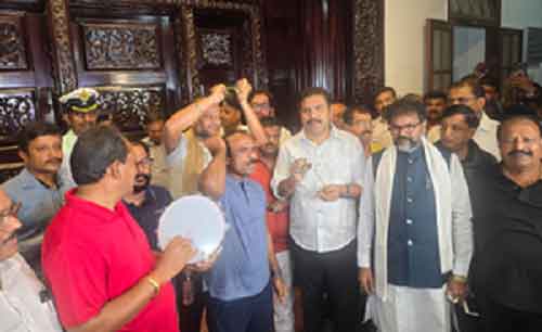 K’taka BJP MLAs raise slogans, sing bhajans during night-long protest against MUDA scam