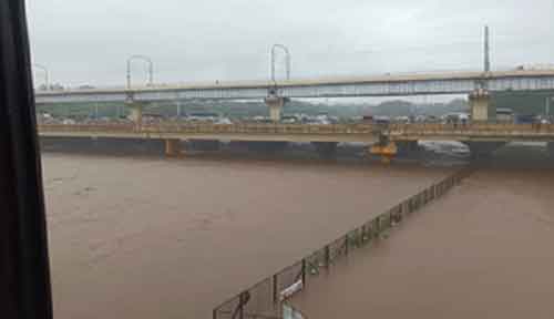 Maha CM reviews rain impact, seeks help from Army & Navy