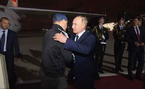 Putin meets Russians freed after prisoner swap at Moscow airport