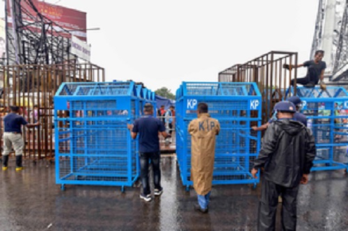 Tension on Kolkata streets as protesters break barricades en route Nabanna