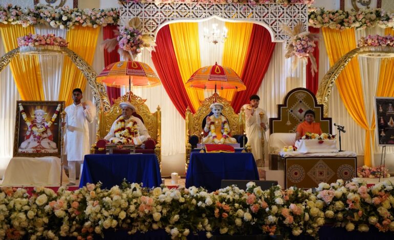Guru Mahima Parayan with Jagatguru Shri Avichaldevacharya Maharaj and Dr. Sadhvi Shri Gitadidi