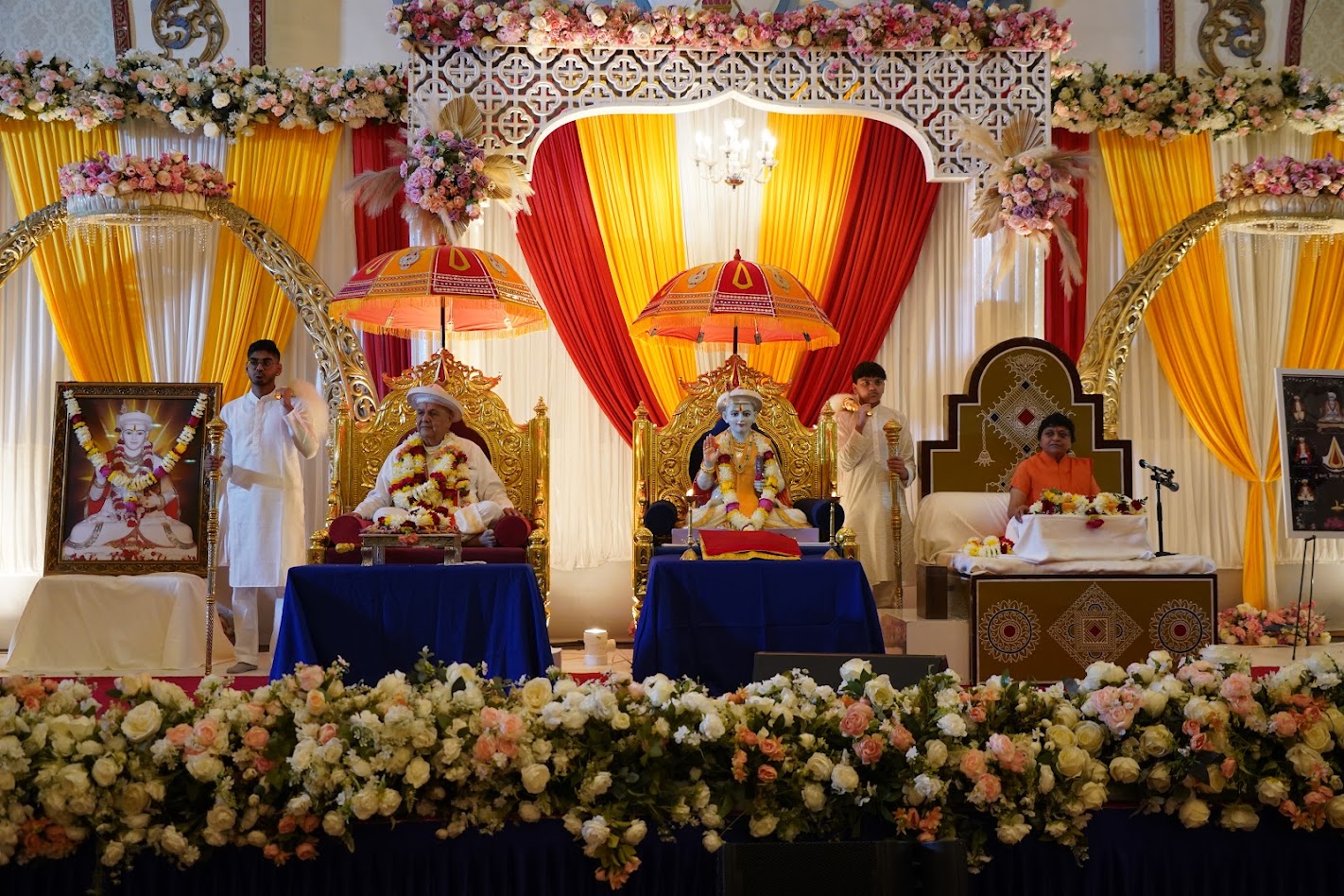 Guru Mahima Parayan with Jagatguru Shri Avichaldevacharya Maharaj and Dr. Sadhvi Shri Gitadidi