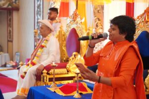 Guru Mahima Parayan with Jagatguru Shri Avichaldevacharya Maharaj and Dr. Sadhvi Shri Gitadidi:  By IndoUS Tribune community Desk
