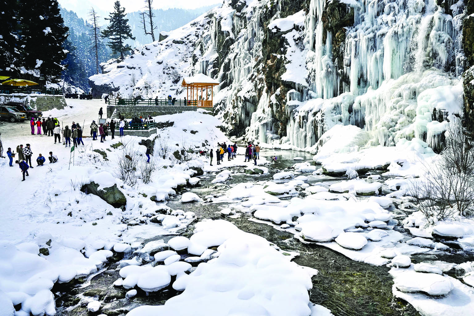 Minimum temperature drops below freezing point in Kashmir