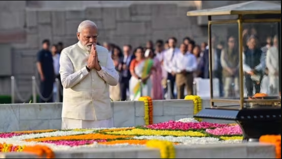Prez Murmu, V-P Dhankhar, PM Modi pay homage to Mahatma Gandhi at Rajghat