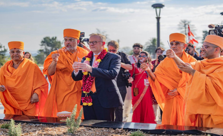 Festival of colours celebrated in Sydney with Mahant Swami Maharaj and Australian PM