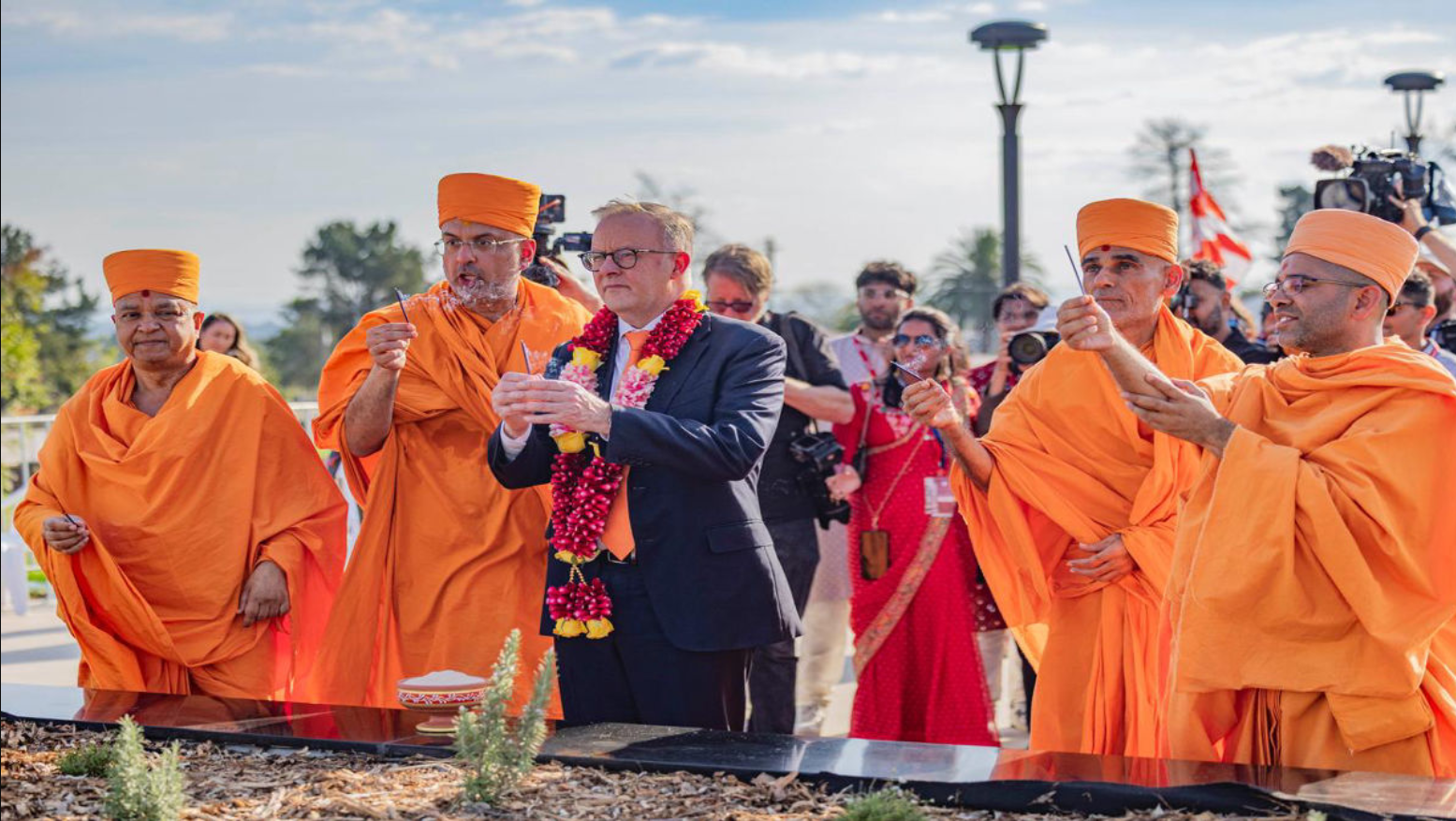 Festival of colours celebrated in Sydney with Mahant Swami Maharaj and Australian PM