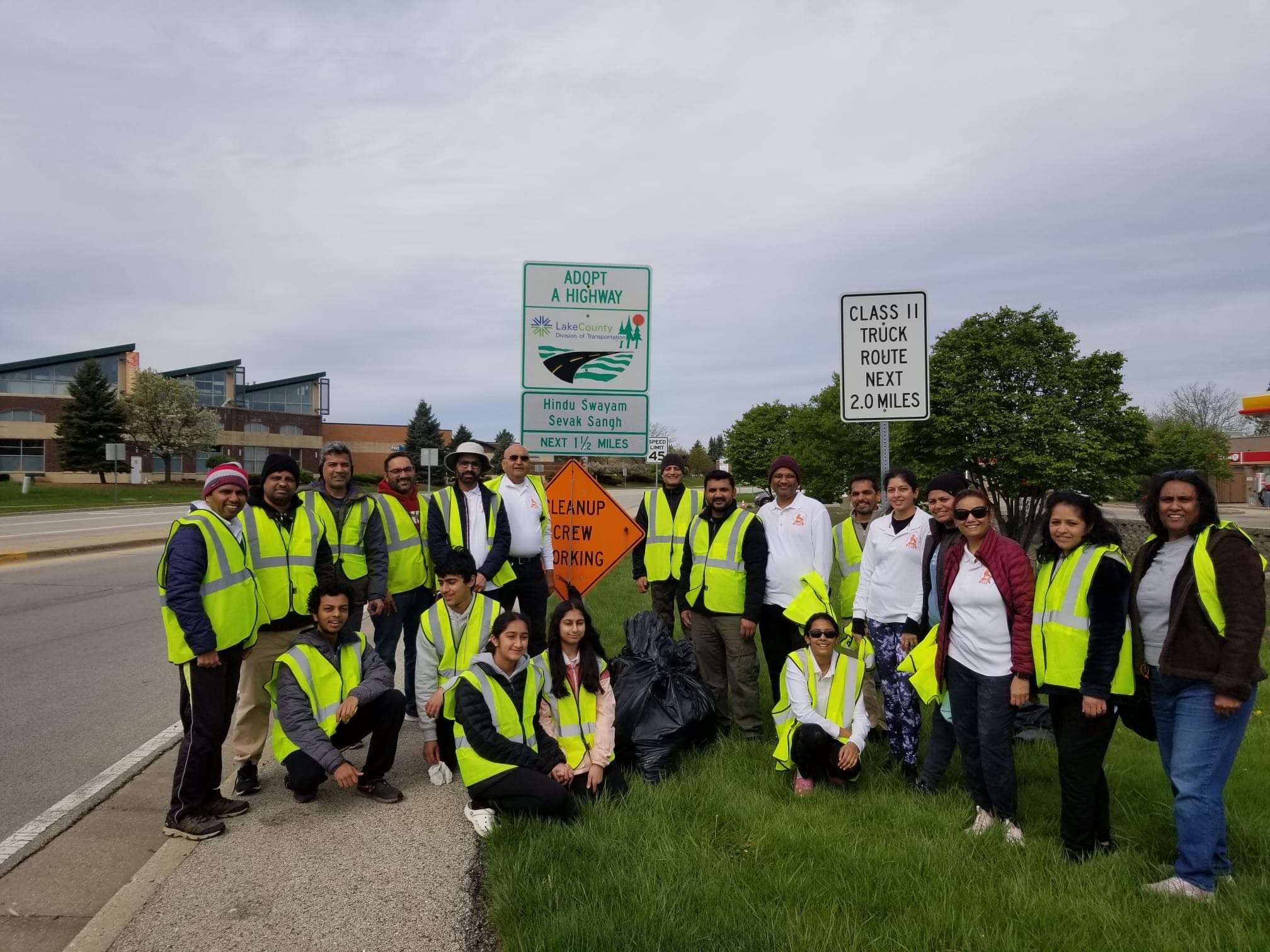 Buffalo Grove families join hands in highway cleanup led by Hindu Swayamsevak Sangh