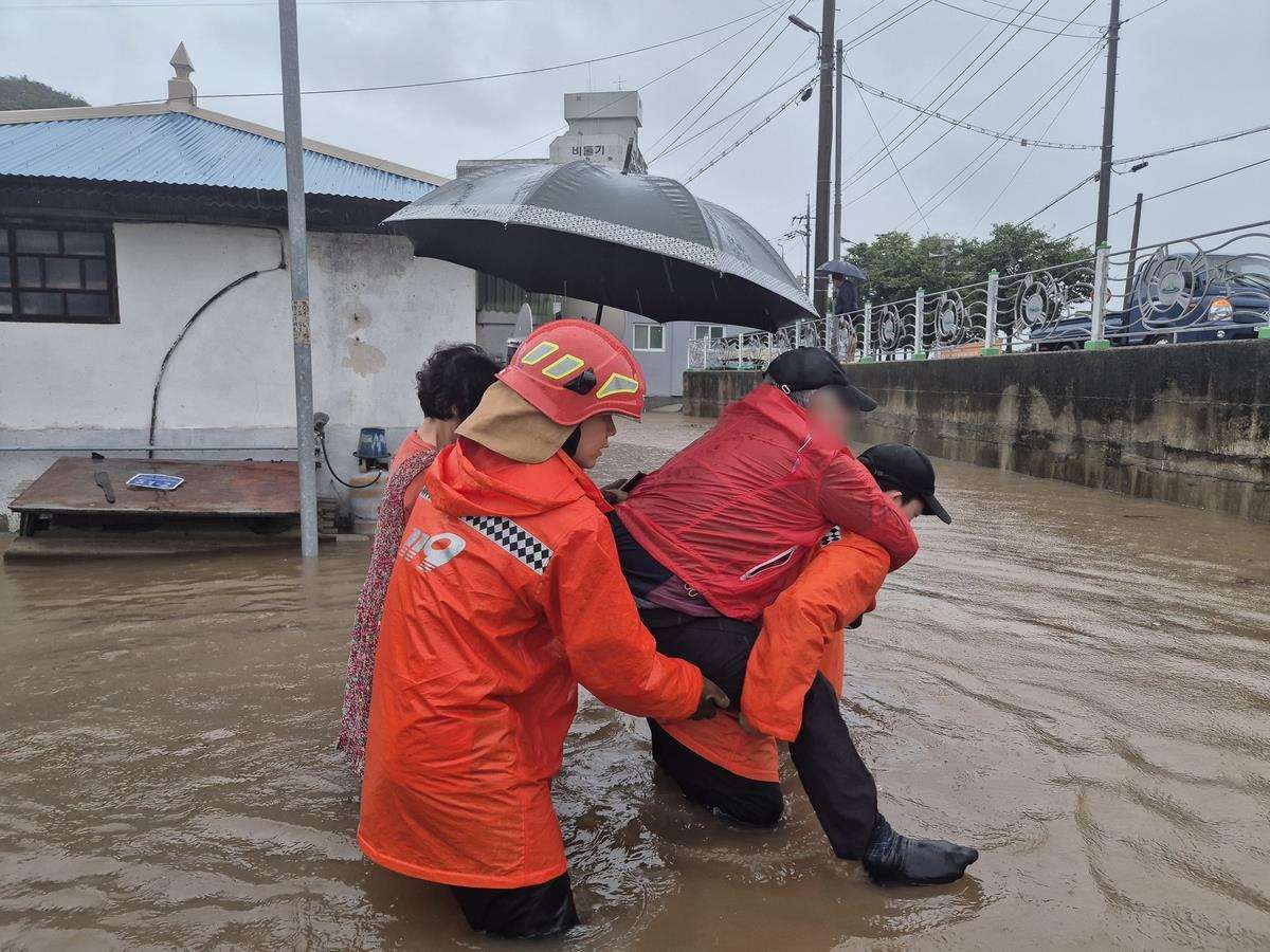 Torrential rains hit South Korea, 2 dead and 1,000 evacuated
