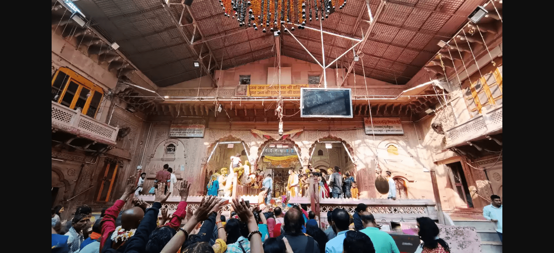 वृंदावन: चौथा पड़ाव – श्री राधा वल्लभ मंदिर में दर्शन