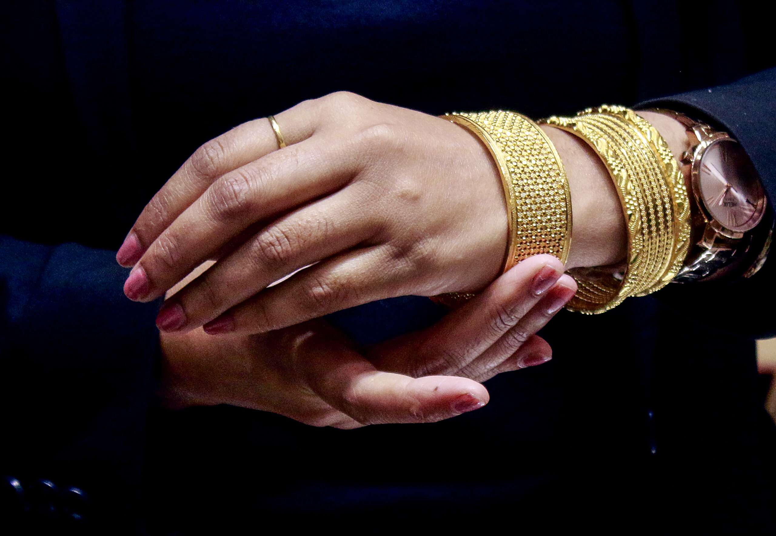 Trump rules out gold import tariffs, extends China tariff pause