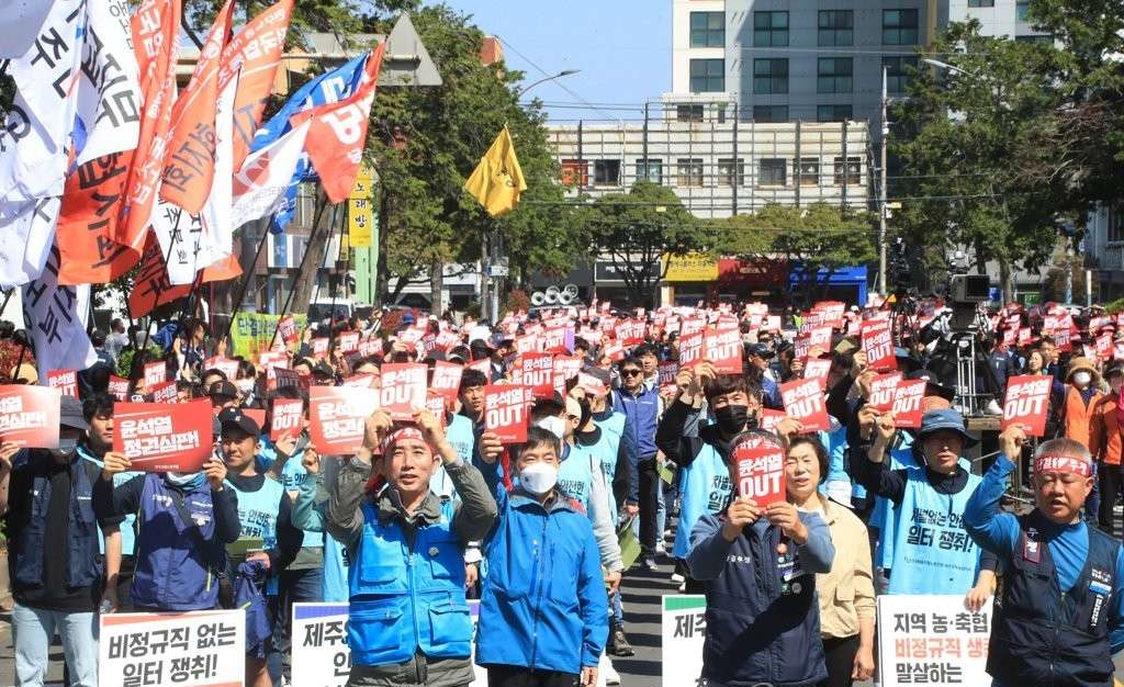 South Korean financial workers vote for nationwide strike, Samsung staff demand bonus reforms