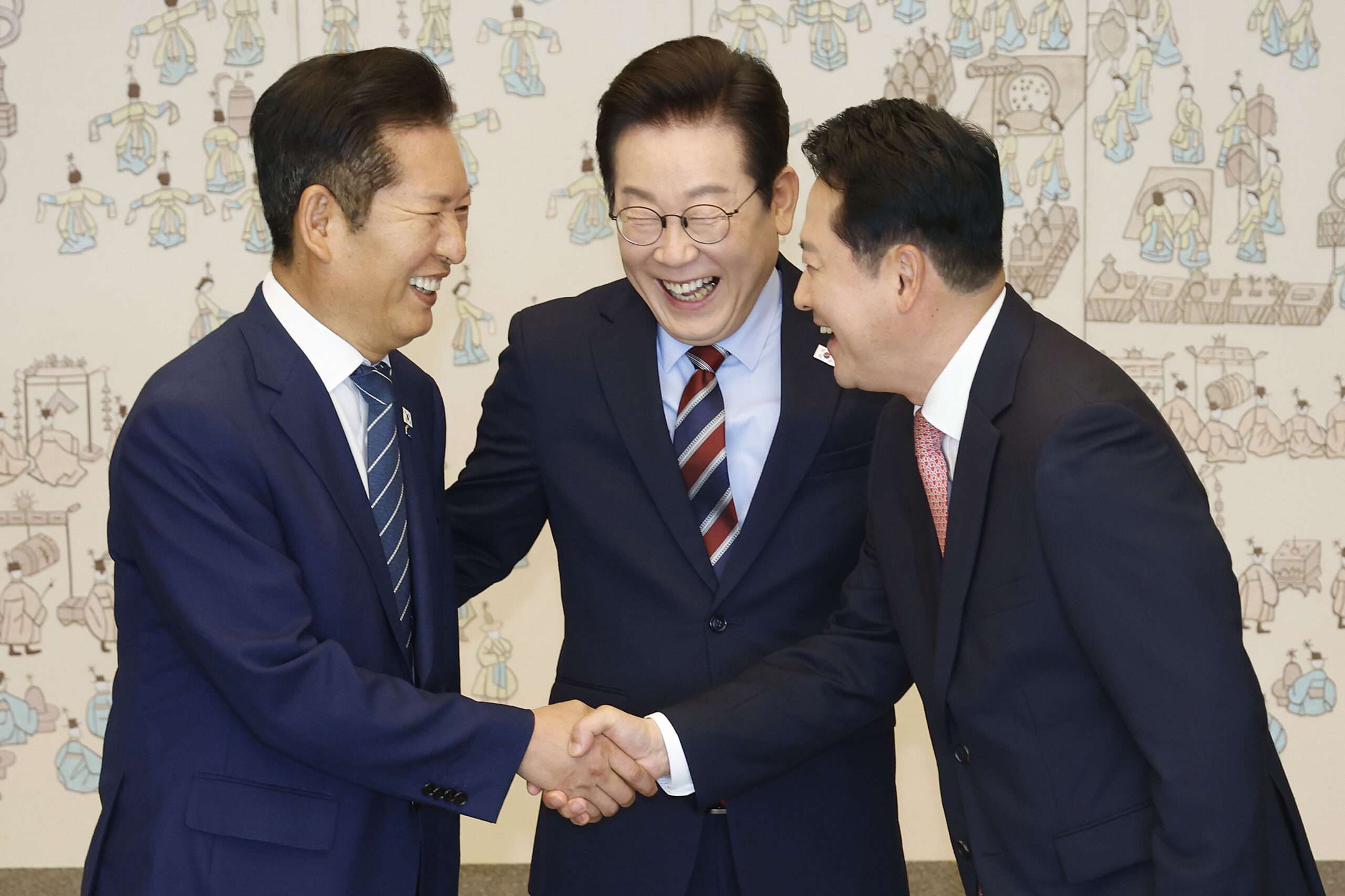 South Korean President Lee meets ruling and opposition party leaders to push unity