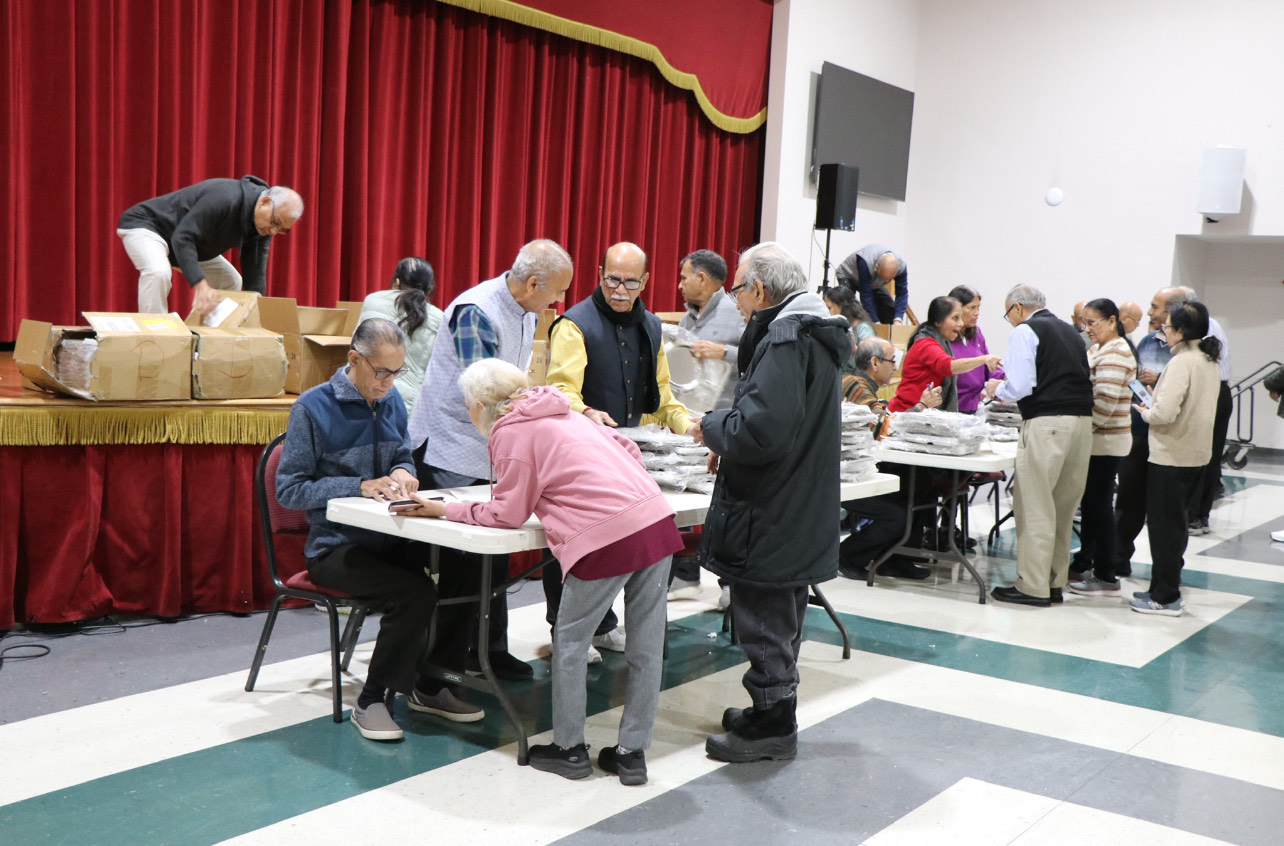 Indian seniors of Chicago spread festive cheer with Christmas gift distribution
