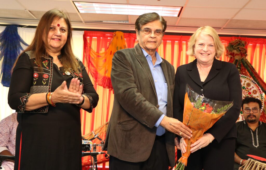 Gujarati concert ‘Mor Bani Thangat Kare’ delights Chicago seniors