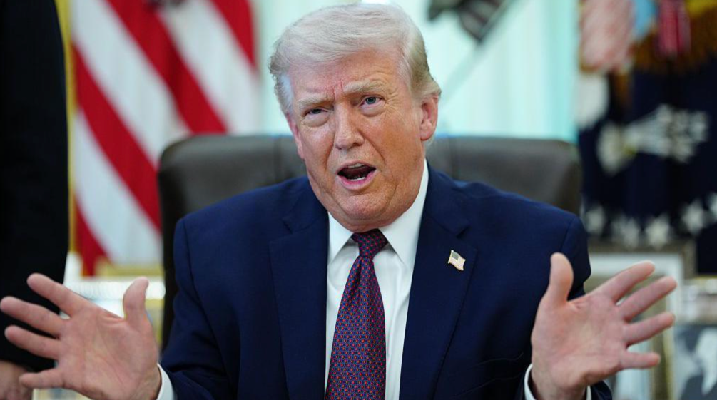 Trump links Hormuz crisis to oil opportunity as shipping cautiously resumes