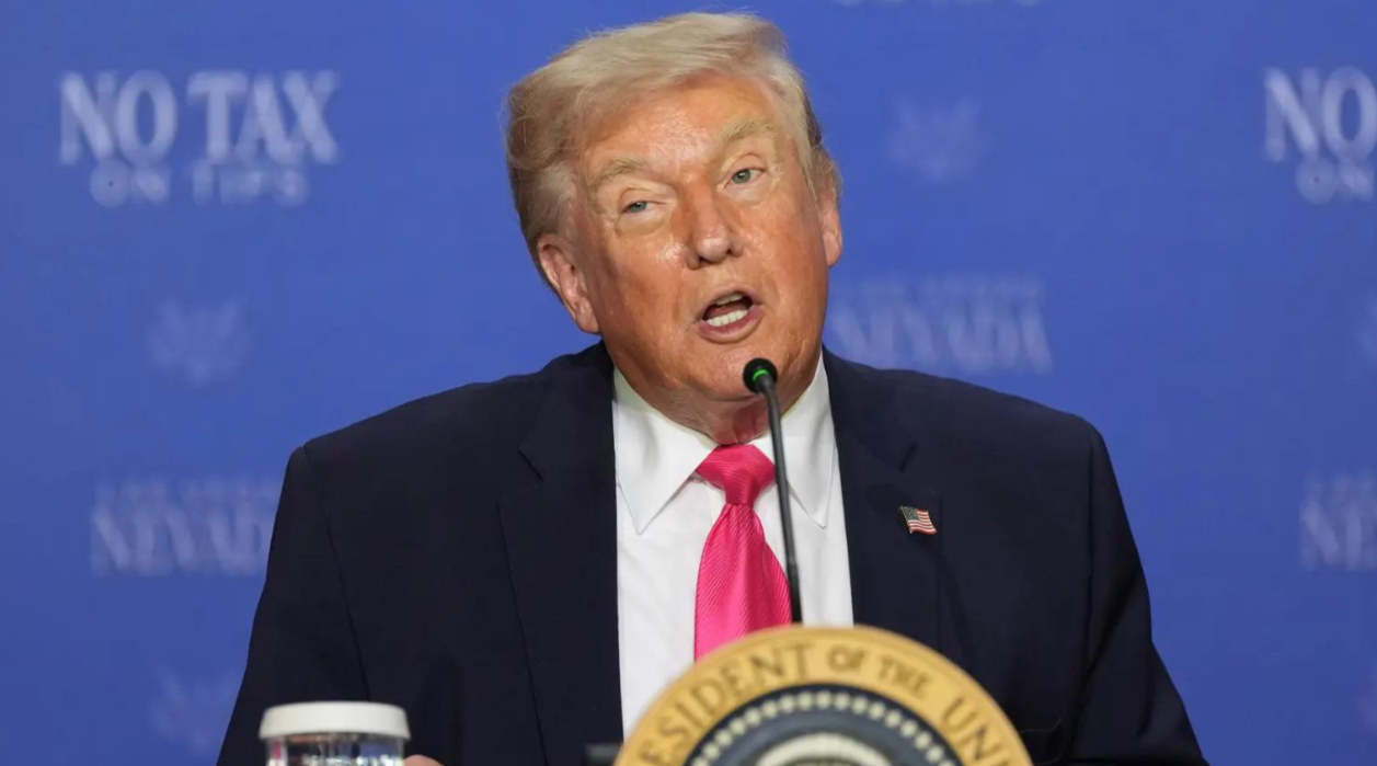 “Lots of bombs” warning as Trump raises stakes on Iran talks