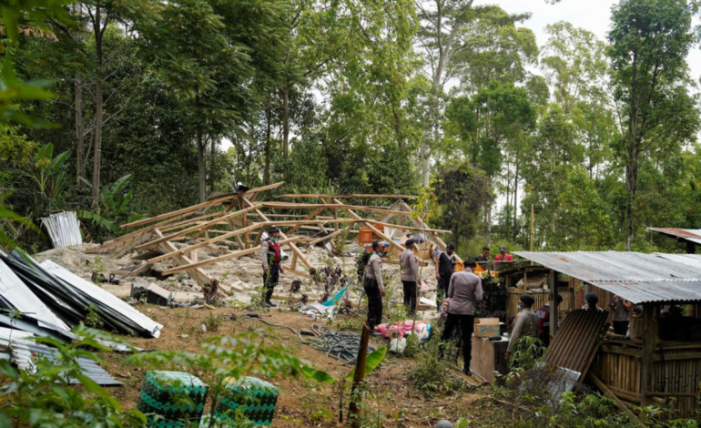 Indonesia earthquake: Thousands evacuate after quake kills at least 53