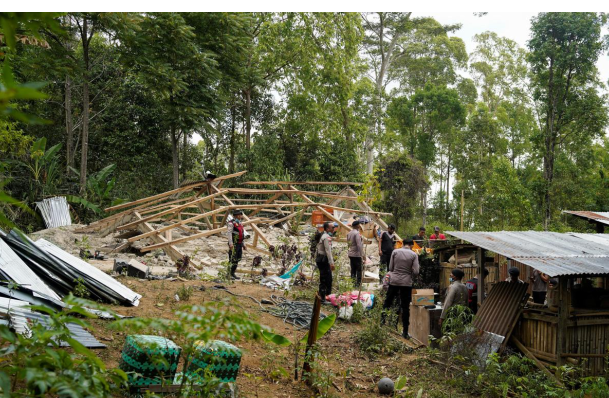 Indonesia earthquake: Thousands evacuate after quake kills at least 53